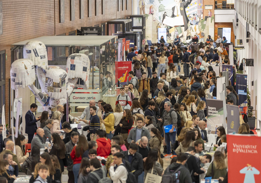 Estudiantes en la Faculdad de Derecho durante el Foro de Empleo de 2024